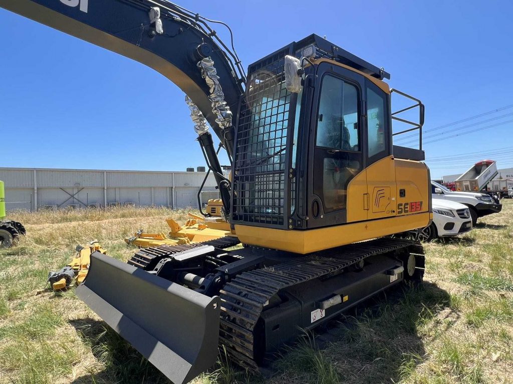 SE135 115hp Cummins engine13.5T operation weight excavator with Tilt ...